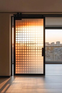 夕阳透玻璃门映室内美景