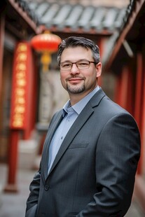 外国男士于中式古巷留影