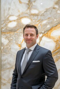 西装男士自信微笑商务形象