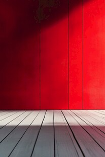 红色墙面与木质地板场景