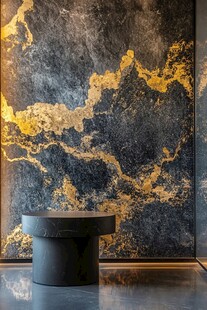 黑金大理石墙面与黑色圆凳