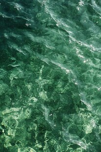 清澈碧绿的涌动水面