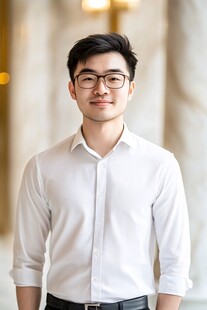 穿着白衬衫的年轻男士