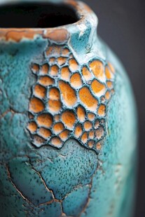 斑驳蓝陶花瓶细节之美