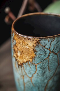 蓝褐裂纹陶瓷杯特写