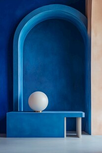 蓝色拱门下的简约圆球摆件