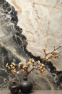 大理石背景前的中式花瓶插花