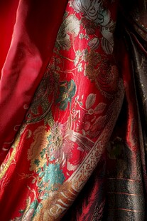 中式华丽刺绣织物特写