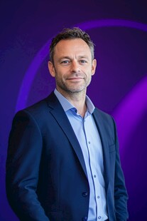 商务男士自信风采展示