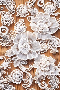 精致白色蕾丝花卉图案