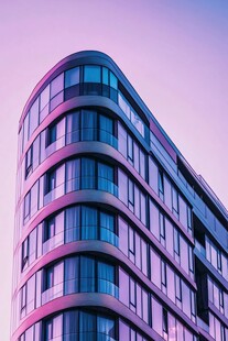 梦幻紫调下的现代弧形建筑