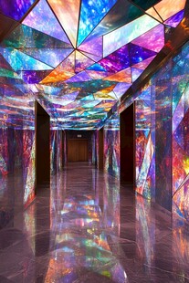 梦幻绚丽的彩色光影长廊