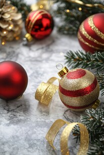 圣诞装饰 红金球饰与松枝