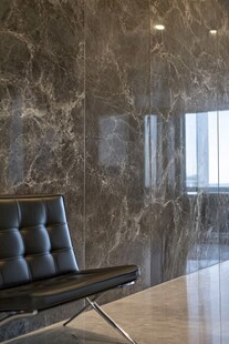 奢华大理石墙面与皮椅场景