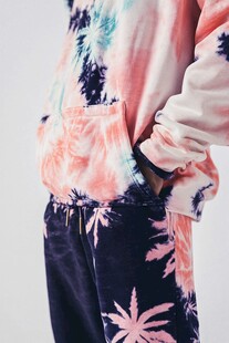 扎染卫衣配个性印花长裤