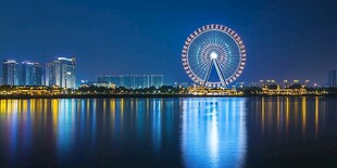 城市湖畔的璀璨摩天轮夜景