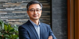 商务男士自信姿态肖像