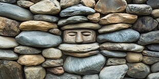 石墙中的神秘石雕面孔
