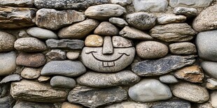 石头墙上的笑脸石块