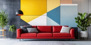 多彩墙面下的红色舒适沙发