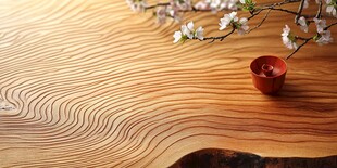 木纹茶盏伴花枝的雅致场景