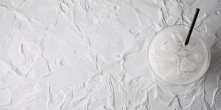 白色饮品置于纹理背景上