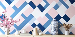 几何图案墙饰下的雅致摆件