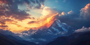 壮丽雪山日出美景