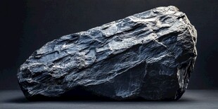 黑色纹理巨石特写