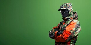 迷彩装束者双臂交叉而立