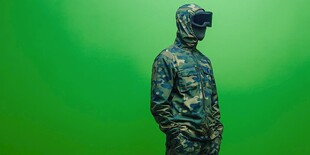 身着迷彩的VR体验者
