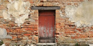 斑驳砖墙中的红旧木门