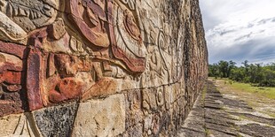 古老石墙的精美雕刻艺术