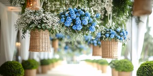 蓝花垂篮营造浪漫氛围