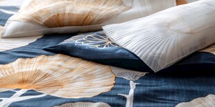 中式风抱枕与床品组合