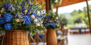 户外篮装缤纷花卉布置