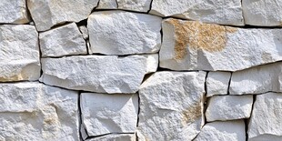 白色石块砌成的纹理石墙