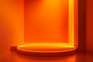 橙色聚光灯下的圆形展示台