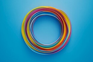 彩色圆环排列在蓝色背景