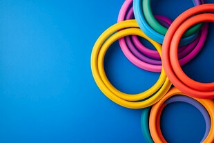 多彩圆环堆叠于蓝色背景