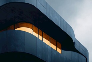 现代波浪形建筑外观特写