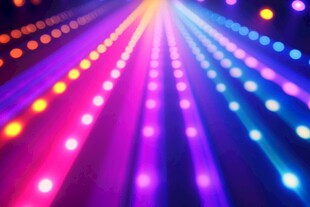 炫彩灯光秀营造梦幻氛围