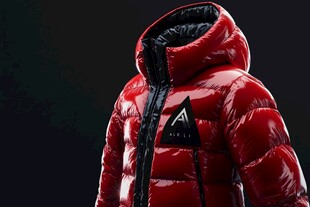 红色亮面连帽羽绒服展示