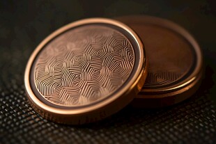 精致铜质圆片的独特纹理