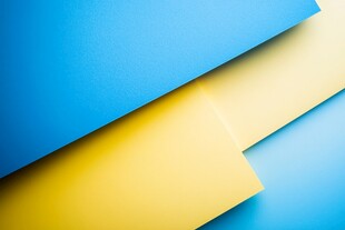 蓝黄纸张几何叠放效果