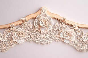 精致蕾丝衣领装饰衣架