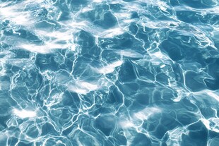 波光粼粼的清澈水面