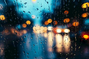 雨中车窗下的城市光影