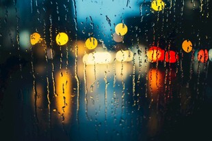 雨夜车窗 水珠与城市光影