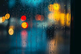 雨中车窗的斑斓光影